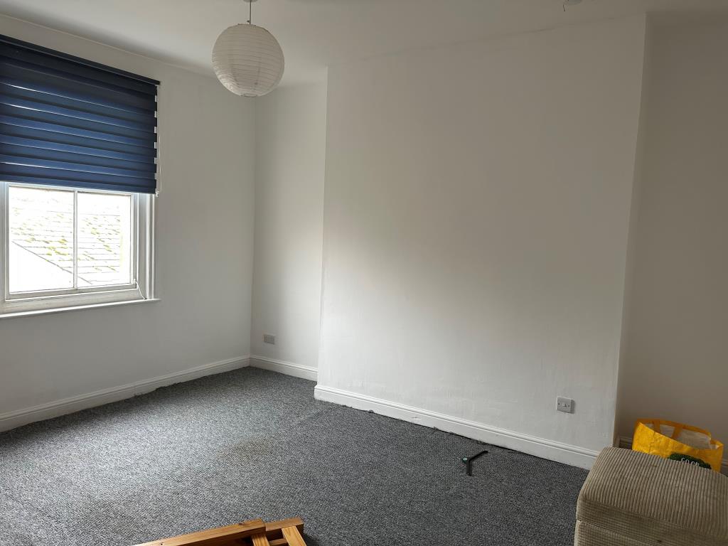 Lot: 17 - FREEHOLD BLOCK INVESTMENT COMPRISING TWO FLATS AND SHOP - Flat 2 - Bedroom located on the first floor